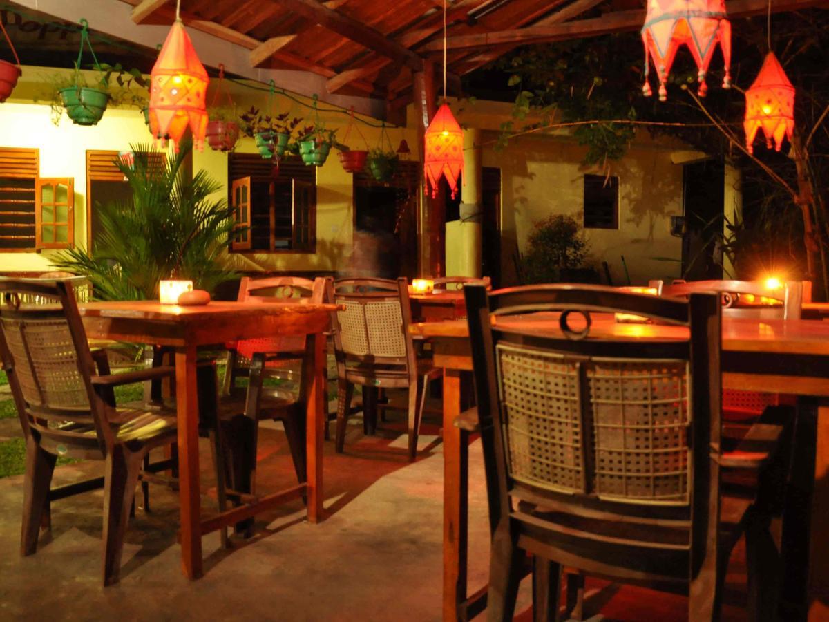 Hotel Poppies Mirissa Exterior foto